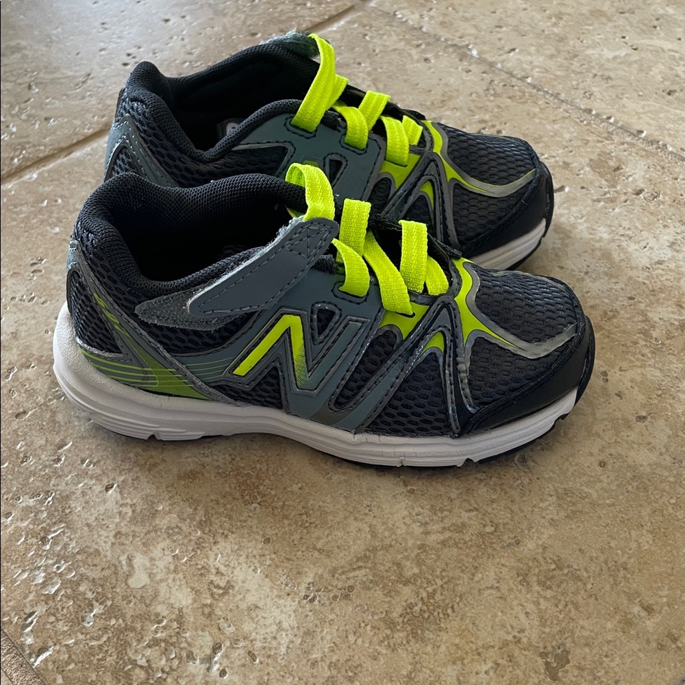 New Balance KV697 kids size 9 running shoes